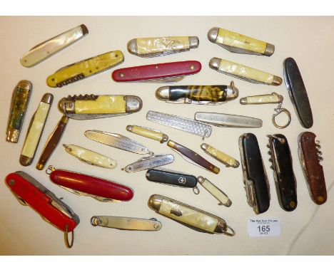 Good quantity of vintage folding pen or pocket knives