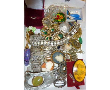 Assorted vintage costume jewellery