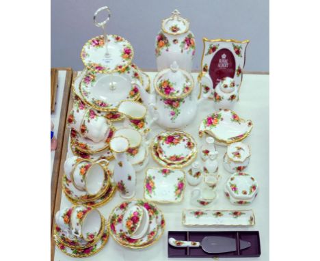 A ROYAL ALBERT OLD COUNTRY ROSES TEA SERVICE AND A QUANTITY OF ROYAL ALBERT TRINKET WARE, EN SUITE