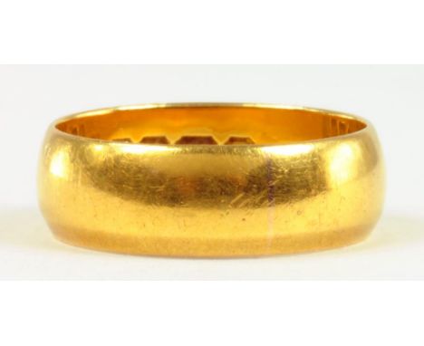 A 22CT GOLD WEDDING RING, 5.2G 