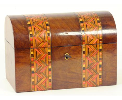 A VICTORIAN WALNUT TEA CADDY WITH COFFERED LID AND INLAID WITH COLOURED STRAW WORK BANDS, THE DIVIDED INTERIOR RETAINING A PA