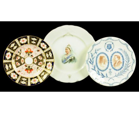 A ROYAL WORCESTER LYGON-BEAUCHAMP WEDDING COMMEMORATIVE PLATE, A ROYAL DOULTON DIAMOND JUBILEE PLATE, 1897 AND A ROYAL CROWN 