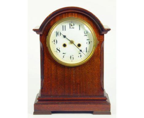 A MAHOGANY MANTLE CLOCK IN BREAKARCHED CASE WITH AMERICAN GONG STRIKING MOVEMENT, CIRCA 1910
