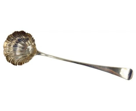 A GEORGE II/III SILVER SOUP LADLE WITH SHELL BOWL, LONDON, DATE LETTER INDISTINCT, CIRCA 1760, 4OZS 10DWTS