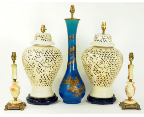 A PAIR OF RETICULATED AND CREAM GLAZED EARTHENWARE VASE SHAPED TABLE LAMPS, A PAIR OF ONYX TABLE LAMPS AND A KINGFISHER BLUE 