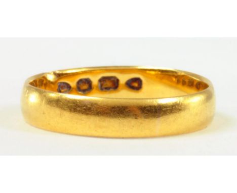 A 22CT GOLD WEDDING RING, 2.8G