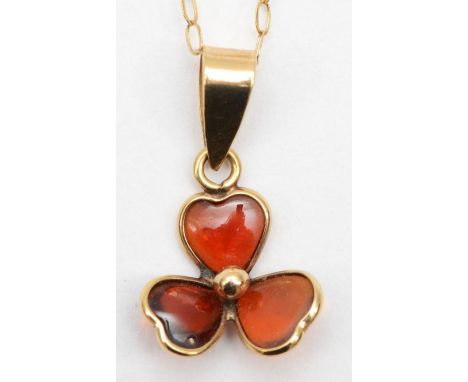 A 9kt gold garnet clover pendant on chain, 40cm, 0.8gm, spares or repairs. 