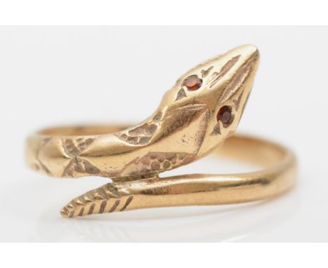 A 9ct gold crossover snake ring set with garnet eyes, size K-L, 1.6gm. 