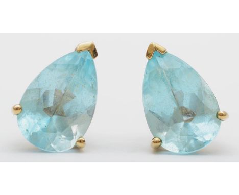 A 9ct gold pair of topaz earstuds, 1.5 x 1cm, 3gm. 