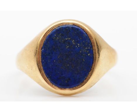 A 9ct gold lapis lazuli signet ring, size R, 2.6gm. 