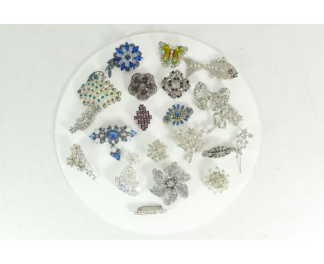 A collection of vintage costume jewellery brooches to include rhinestone examples, 367gm. 