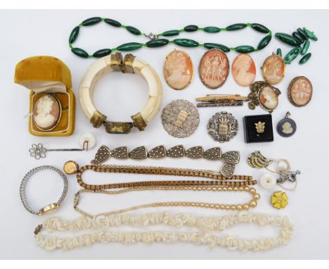 A mixed group of costume jewellery to include cameo brooches, a malachite necklace, and a box link chain. 