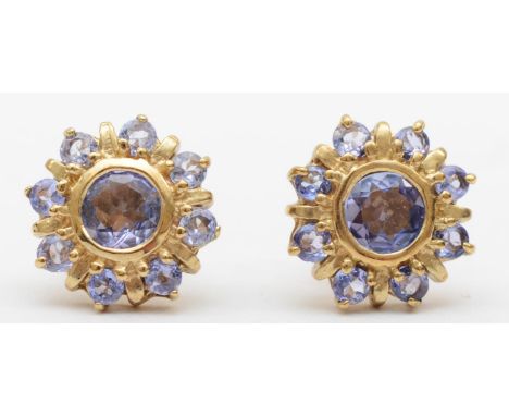 A 9ct gold pair of tanzanite cluster earstuds, 1 cm, 2.5gm. 