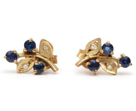 A 9ct gold pair of diamond and sapphire floral earstuds, 1cm, 1.1gm. 