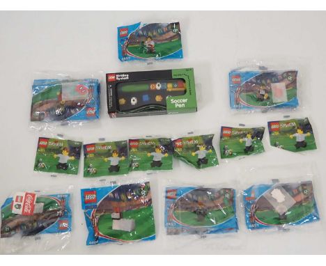 LEGO FOOTBALL/SOCCER - A group of Lego football related items to include: 4443, 4454 and 4451 together with a LEGO SYSTEM Soc
