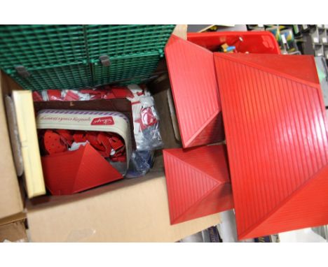 A large quantity of Bayko building set 