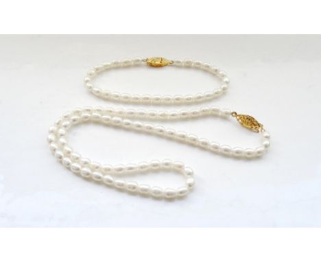 CULTURED PEARL NECKLACE AND MATCHING BRACELETthe necklace approximately 42cm long and the bracelet approximately 19cm long (2