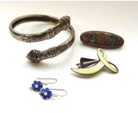 SMALL SELECTION OF SILVER JEWELLERYcomprising a yellow enamel decorated Norway silver brooch of stylised flower design; a pai