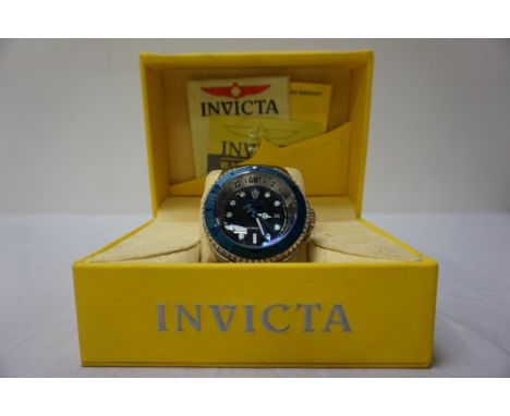 GENTLEMAN'S INVICTA PRO DIVER HYDROMAX GMT WRISTWATCHwith a stainless steel case and unidirectional outer blue bezel, the blu