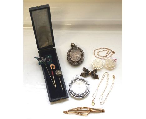 SMALL SELECTION OF SILVER, GOLD AND OTHER VINTAGE JEWELLERYincluding two nine carat gold neck chains, a Victorian silver lock