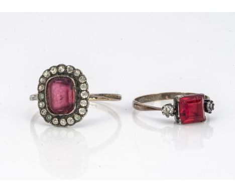 Two early 20th Century 9ct gold and red paste set dress rings, ring sizes S and H, total weight 3.8g 