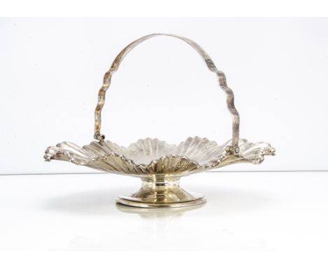 An Edwardian silver swing handled dish from Mappin &amp; Webb, 15.45ozt, 25cm diameter, Sheffield 1908 