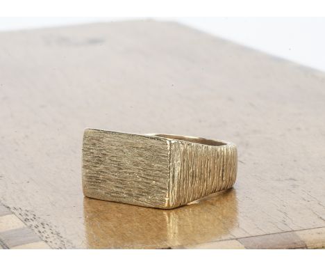 A 9ct gold gentleman's signet ring, of rectangular textured design, ring size P, 11.7g, in turquoise tooled leather box 