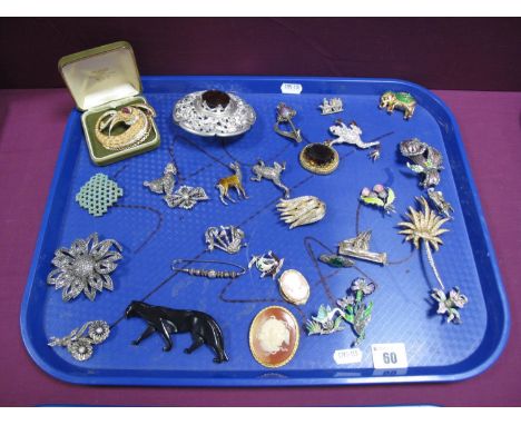 A Mixed Selection of Costume Brooches, including a large gilt coloured Trifari brooch, of circular shape, textured design wit