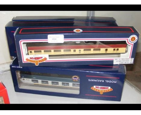 Six boxed Bachmann carriages 