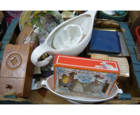 Sundries to include seahorse jelly mould, Royal Worcester, cabinet plates etc.