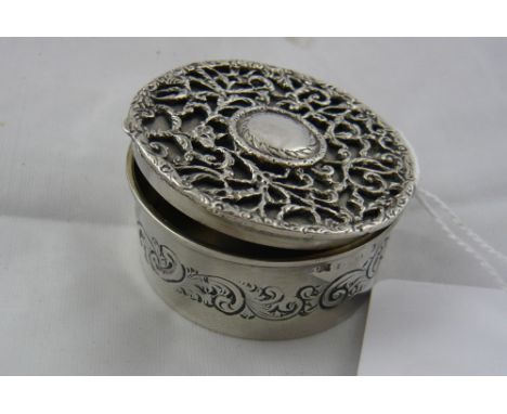 A silver trinket box with filigree top, chased sides and gilded interior, Birmingham 1892, 38g