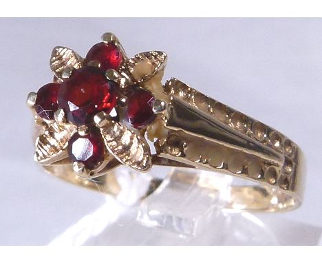 9CT GOLD GARNET RING. 9ct Gold vintage garnet ring size S