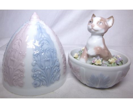 LLADRO EGG. Lladro ceramic egg with seated cat figure, H: 14 cm