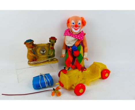 Palitoy, Comlex Creations - Lot to include a 1970s Palitoy clown and vehicle set and Comlex Creations lamp. Some items appear