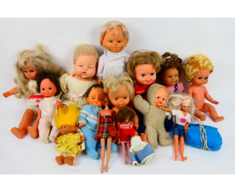 Palitoy, Telitoy, Mattel, Famosa, Other - 14 x unboxed dolls - Lot includes a modern Mattel Barbie doll, a Telitoy Baby doll.