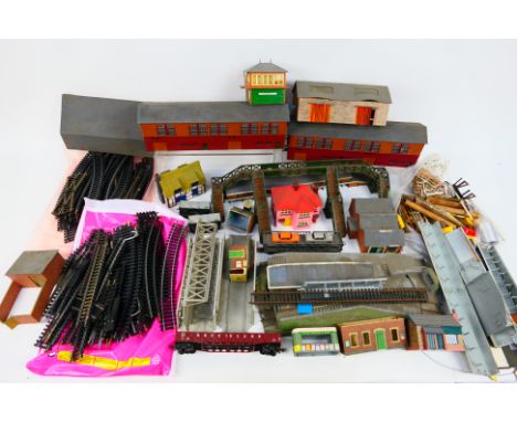 Lima- Faller - Others - An unboxed group of HO/OO gauge model railway scenic and accessories plus a few items of rolling stoc