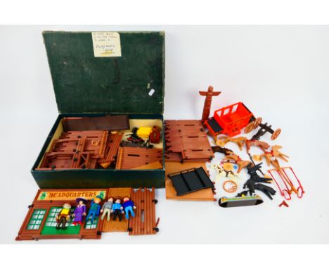 Playmobil - An unboxed vintage Playmobil Fort set with figures and a stage coach. The items appear in mostly Good condition, 