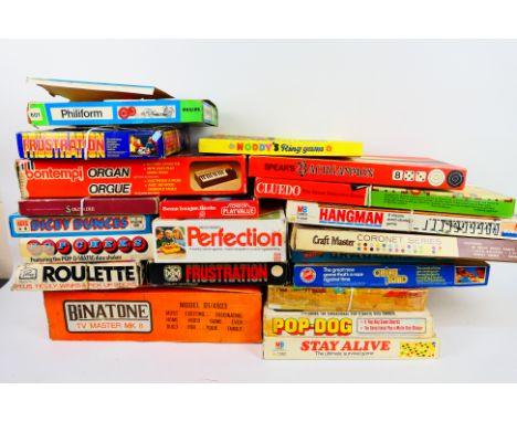 Bontempi - Binatone - Waddingtons - Other - A boxed collection of vintage toys and vbaord games. Lot includes a Bontempi Orga