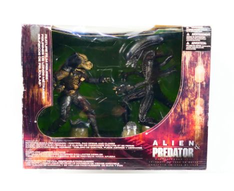 McFarlane Toys - Spawn - A boxed #17520 'Alien and Predator' set. Set appears in mint condition. Box has some storage wear, d