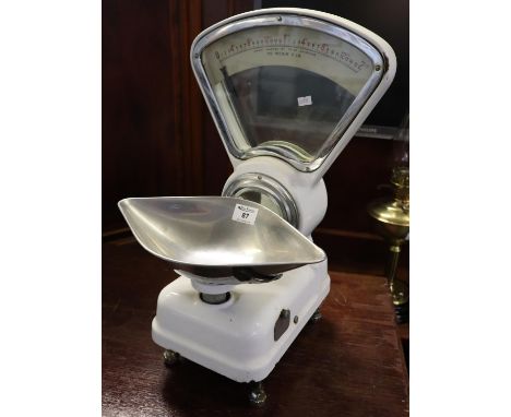 Set of traditional Avery white enamelled Grocers scales with metal pan and fan shaped scale. (B.P. 21% + VAT) 