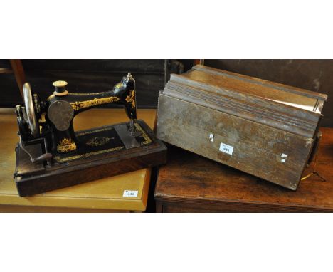 Vintage Singer sewing machine in fitted oak case.(B.P. 21% + VAT) 