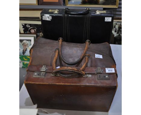 Leather briefcase, together with a brown leather vintage suitcase and a leather gladstone type bag. (3)(B.P. 21% + VAT) 