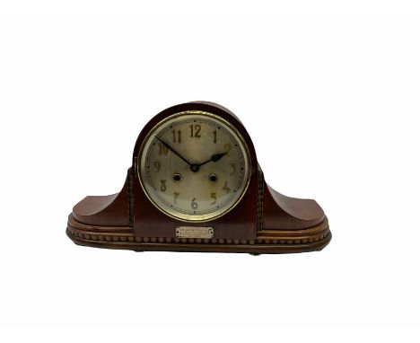 1930�s English oak cased eight-day striking mantle clock striking the hours on a coiled gong, anchor escapement, with a circu