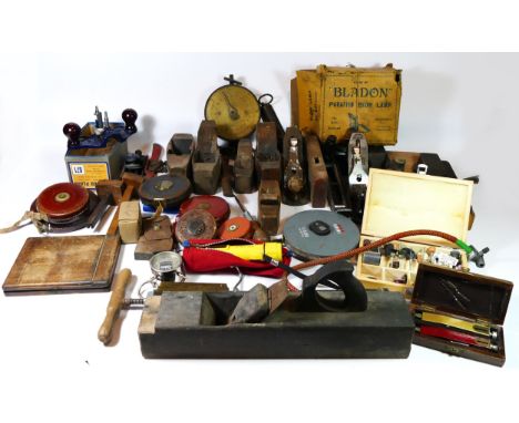 A collection of carpenters hand tools, to include a Record router 071, Record planes, a Bladon blow lamp, tape measures, tap 