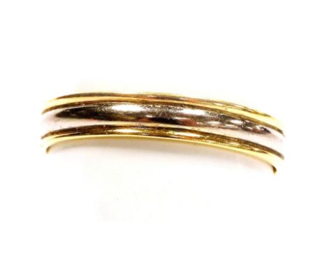 An 18ct two coloured gold wedding band, size R, 2.9g. 
