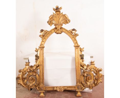 In carved and gilded wood. Exterior measurements: 195 X 178, light measurements: 123 X 70