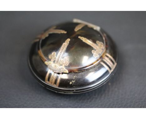 Georgian tortoiseshell and yellow metal pique inlaid snuff box of circular form with hinged lid, the pique work of columnar d