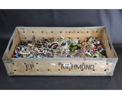 Large quantity of vintage costume jewellery including necklaces, pendants, rings, earrings, bracelets, bangles to include bea