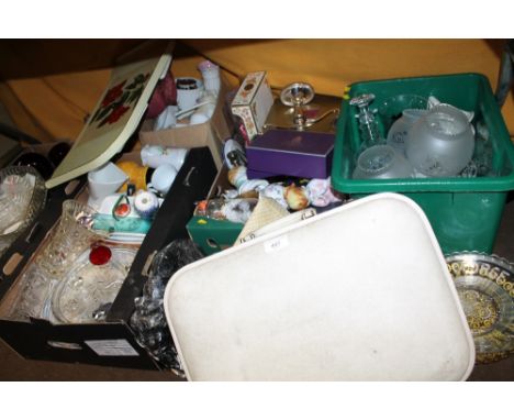 A QUANTITY OF CHINA CERAMICS AND GLASSWARE TO INCLUDE A VINTAGE SUITCASE, ETC 