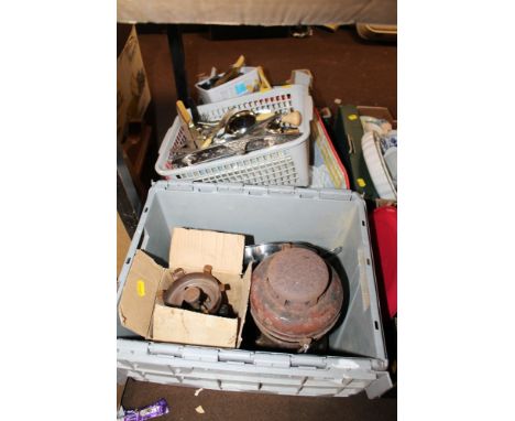 A SELECTION OF ASSORTED METAL WARE TO INCLUDE A PARAFFIN LAMP 